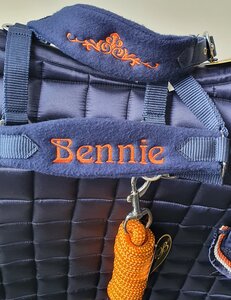 Halsters Fleece donkerblauw met oranje geborduurd + oranje touw